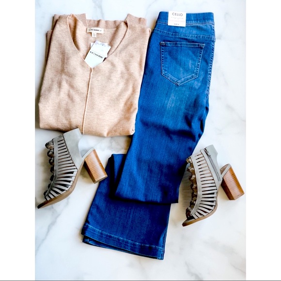 Cello Jeans Pull On Flare Petite 30” Medium wash - Picture 9 of 13